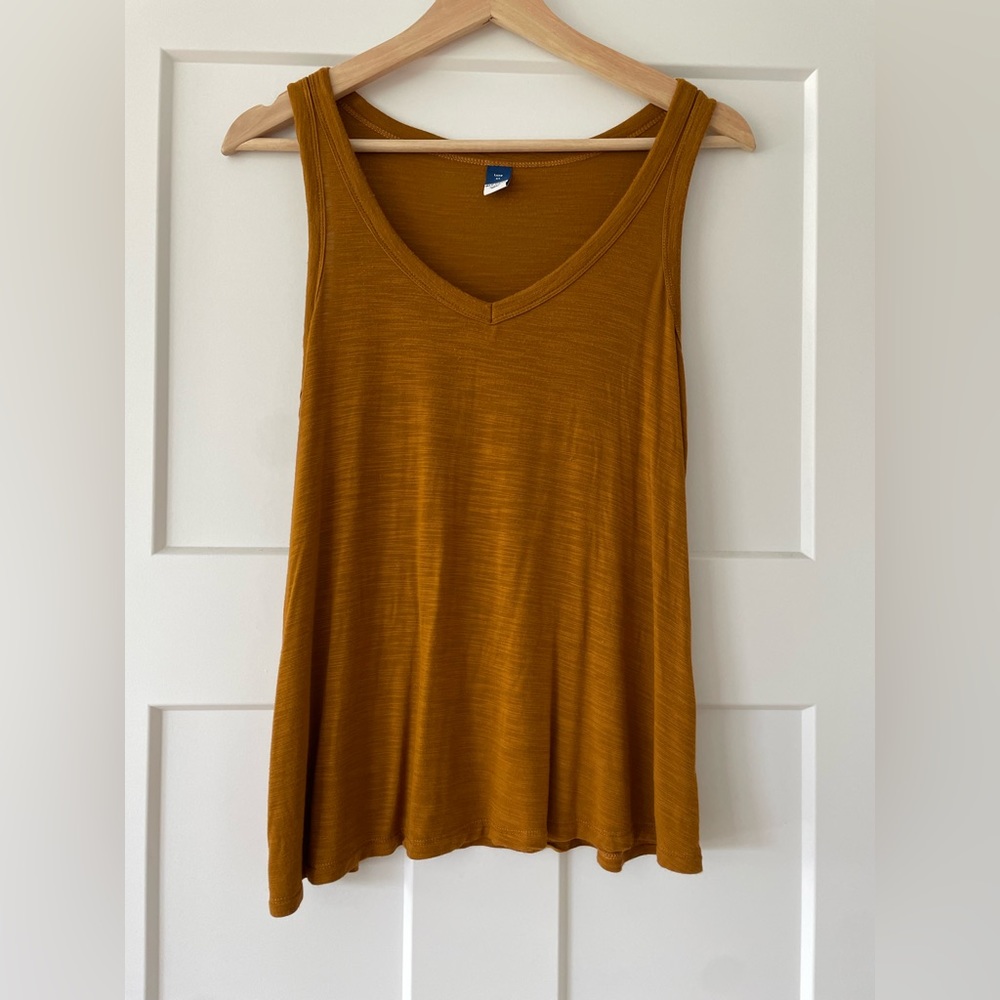 Old navy v-neck tank top, rust color. Size XS